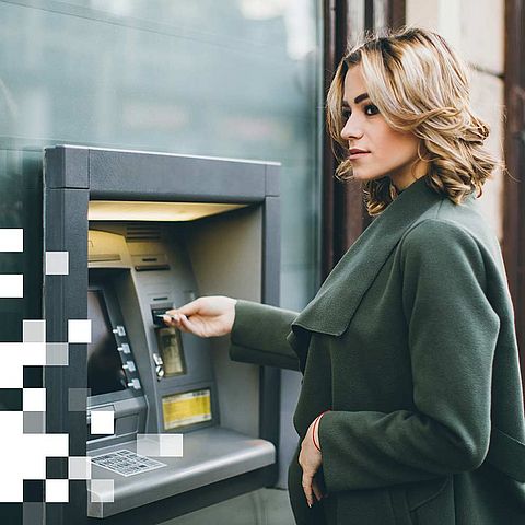 Frau am Geldautomaten